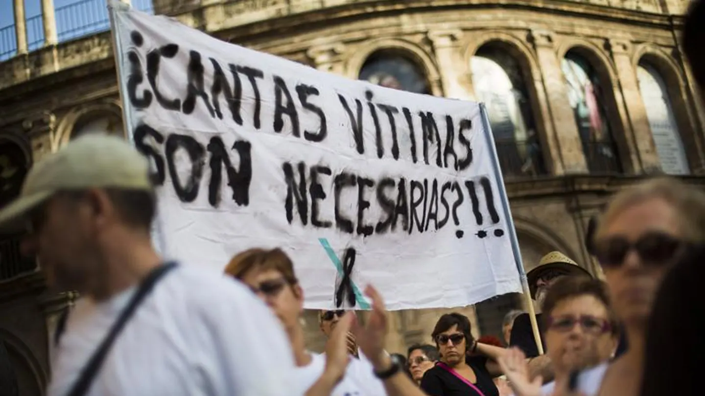 Centenares de personas guardan cinco minutos de silencio Centenares de personas guardan cinco minutos de silencio