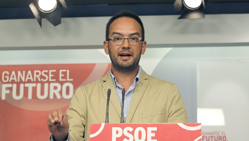 Antonio Hernando durante la rueda de prensa
