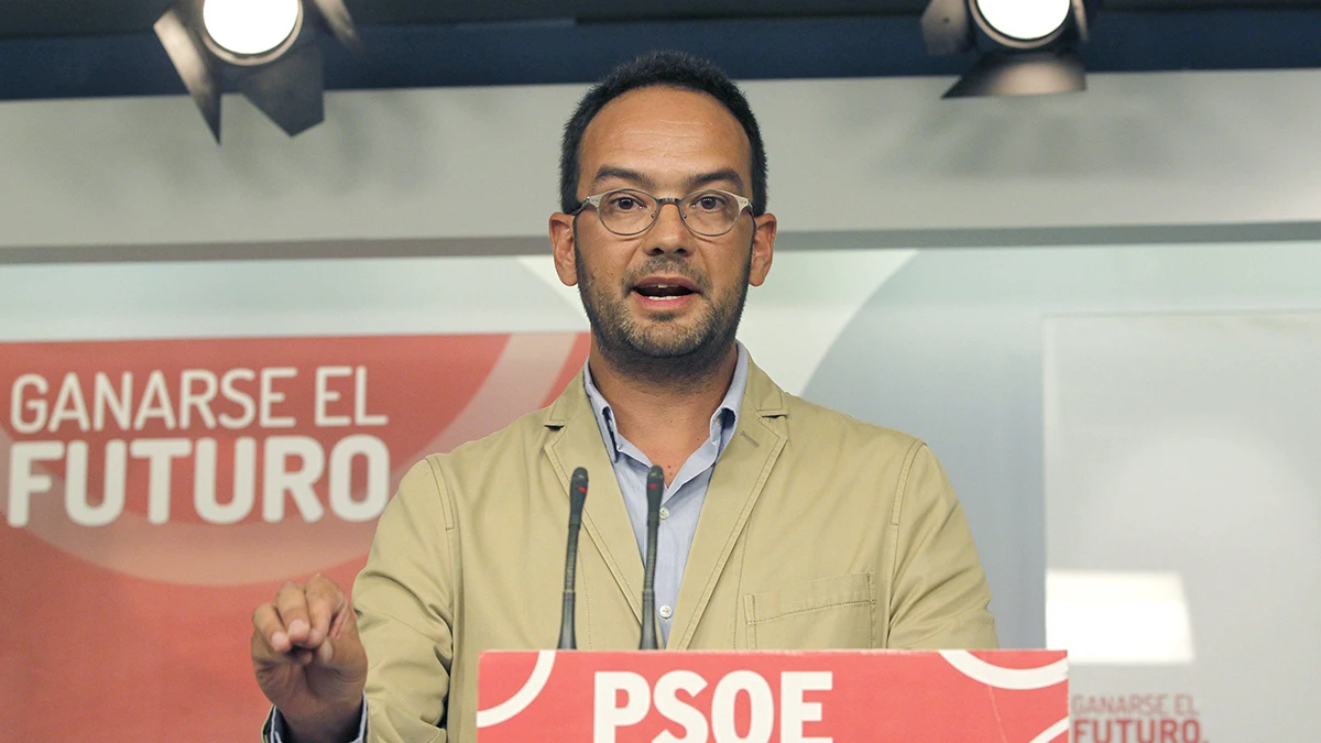 Antonio Hernando durante la rueda de prensa