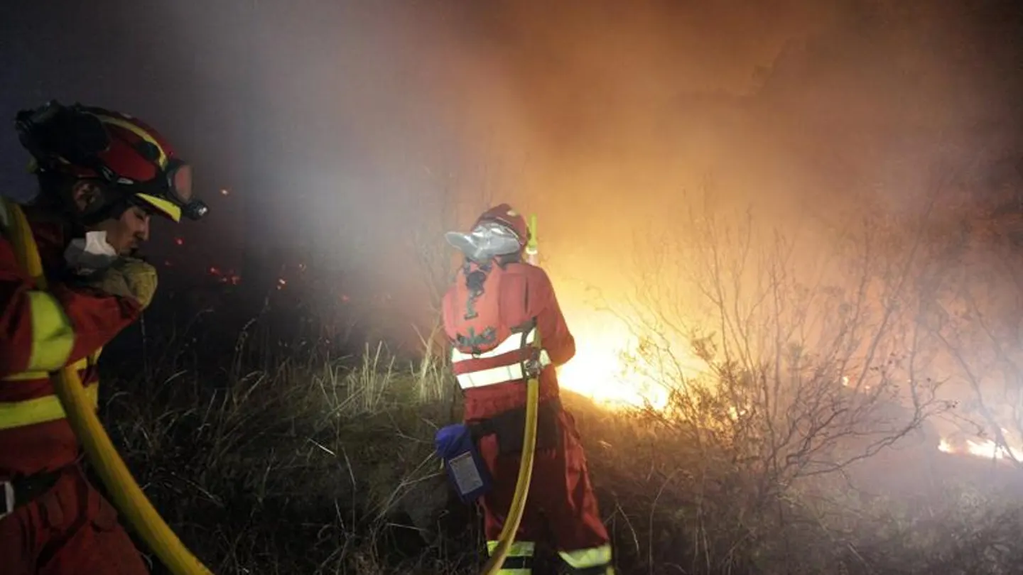 Bomberos trabajando en la extinción del incendio de Cebreros, Ávila Bomberos trabajando en la extinción del incendio de Cebreros, Ávila