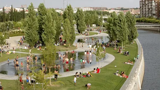 Personas que se refrescan en Madrid Río Personas que se refrescan en Madrid Río