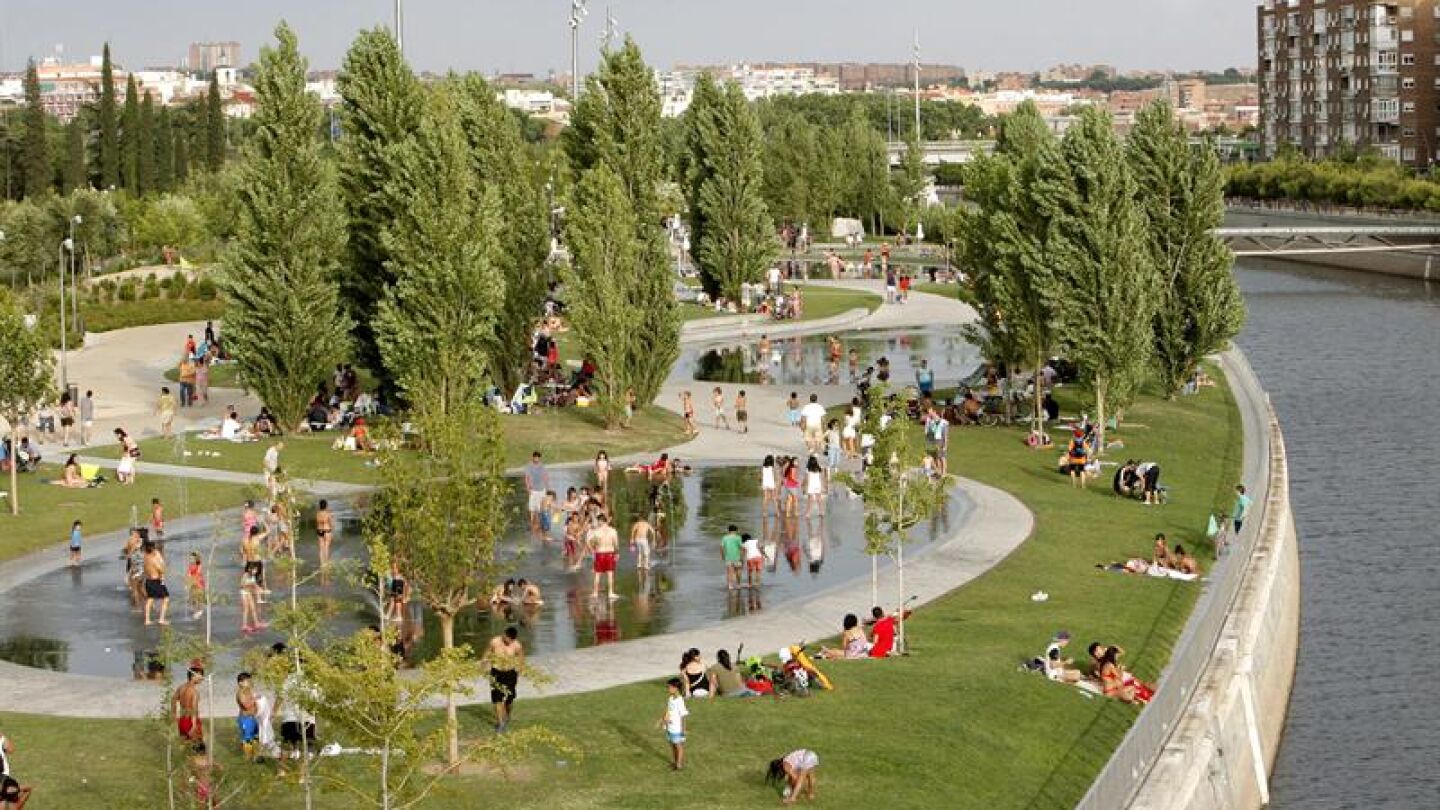 Personas que se refrescan en Madrid R&iacute;o
