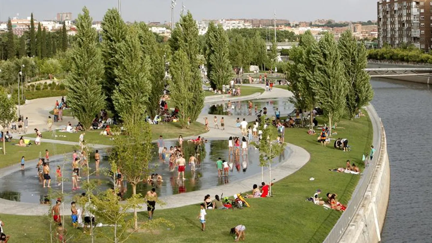 Personas que se refrescan en Madrid Río Personas que se refrescan en Madrid Río
