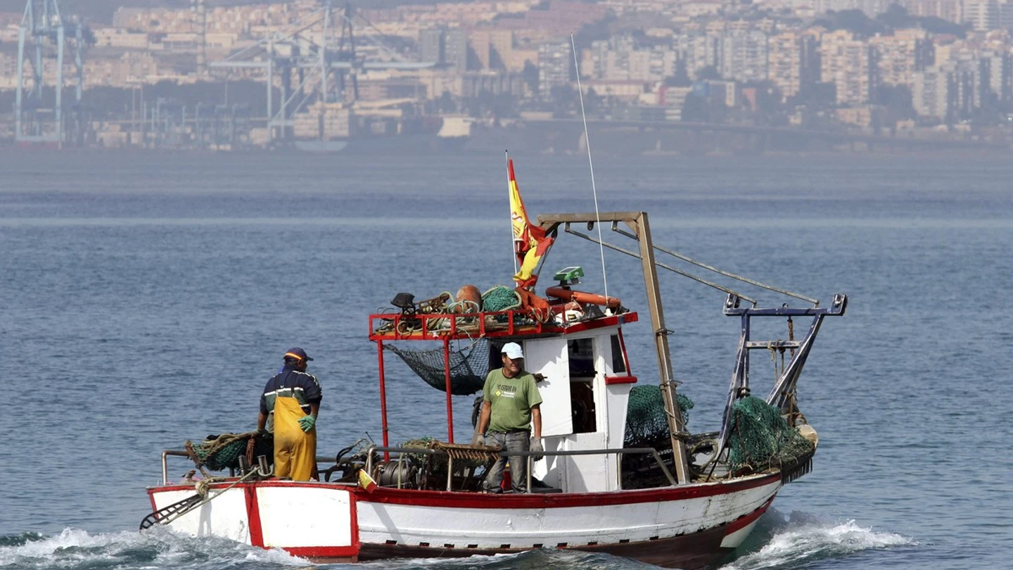 Un pesquero español en agua gibraltareñas. Un pesquero español en agua gibraltareñas.