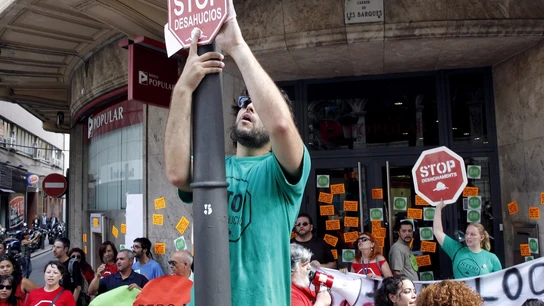 Miembros de la Plataforma de Afectados por la Hipoteca (PAH), durante una concentración. Miembros de la Plataforma de Afectados por la Hipoteca (PAH), durante una concentración.
