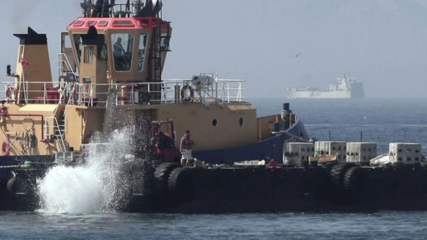 Remolcador de Gibraltar lanzando al mar bloques de hormigón Remolcador de Gibraltar lanzando al mar bloques de hormigón