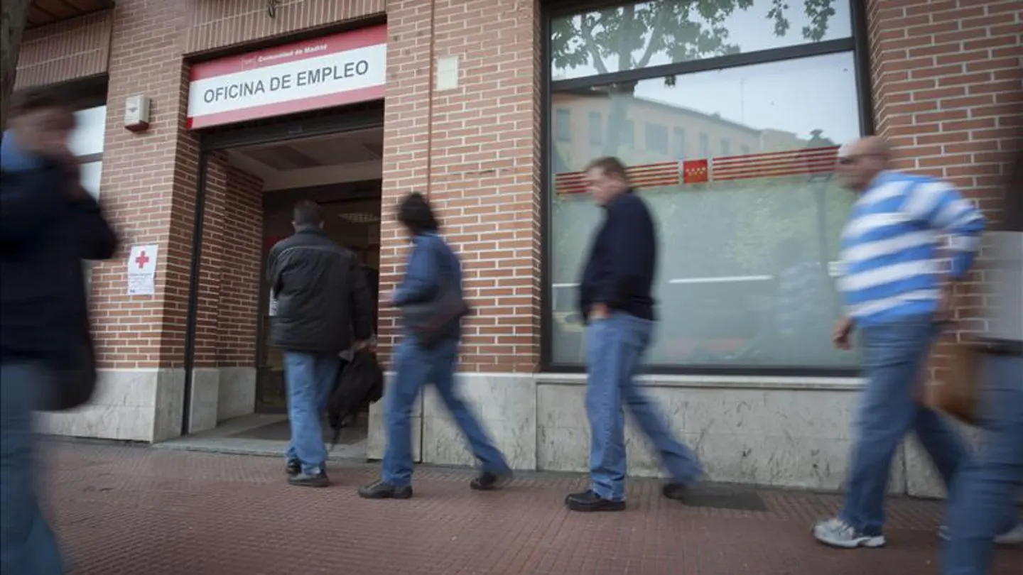 Personas entran en una oficina de empleo Personas entran en una oficina de empleo