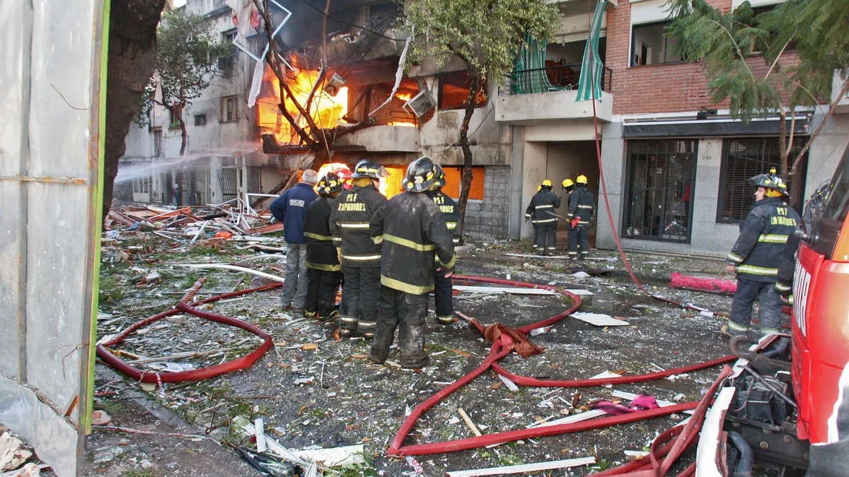 Bomberos extinguiendo el incendio en el edificio de Rosario Bomberos extinguiendo el incendio en el edificio de Rosario
