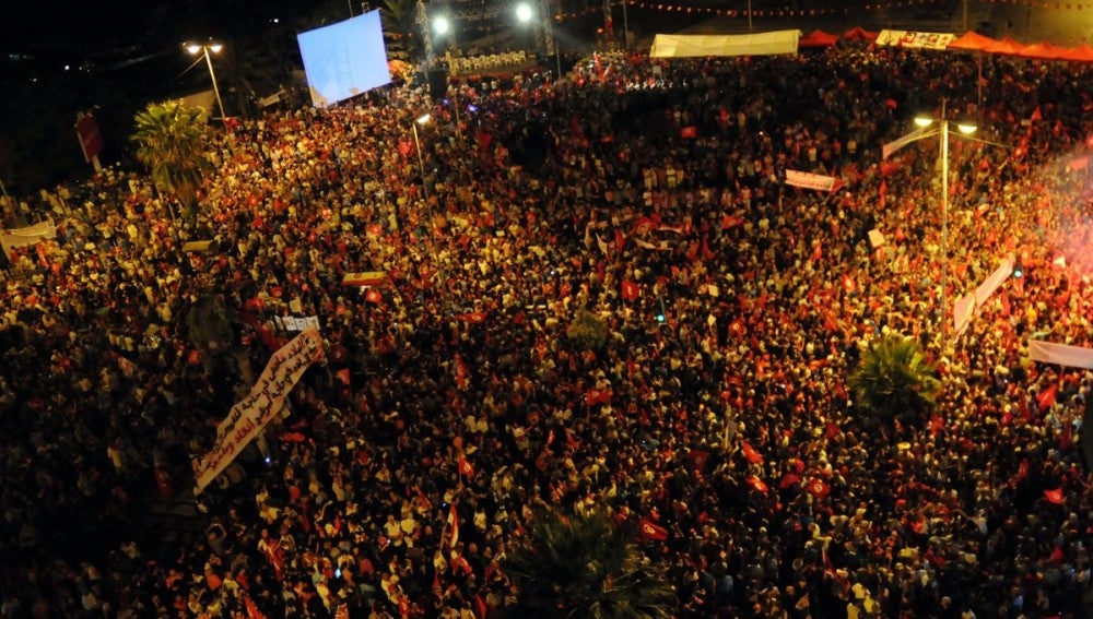 Manifestación de tunecinos pidiendo la dimisión del Gobierno.