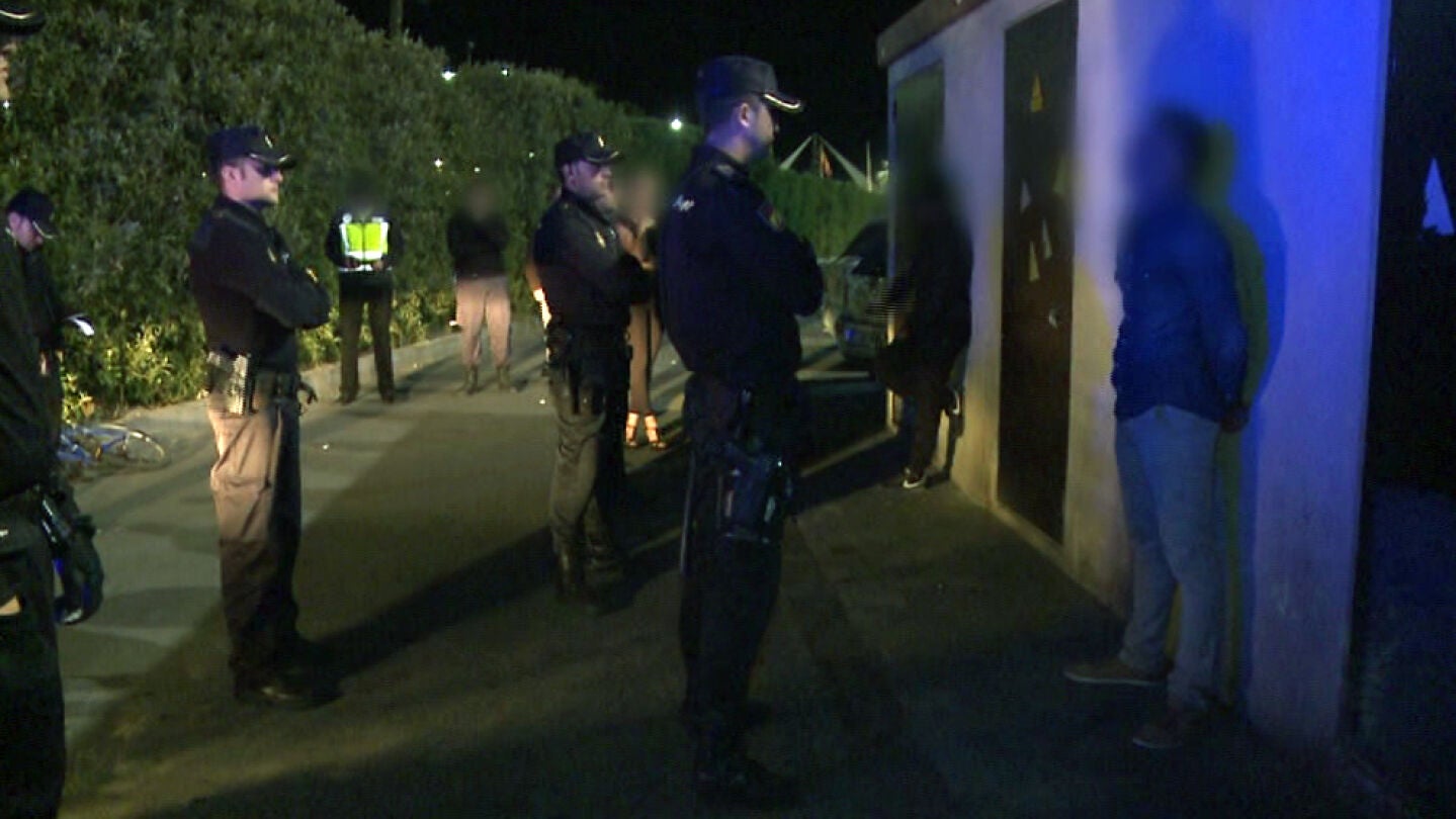 Un joven vacila a los agentes