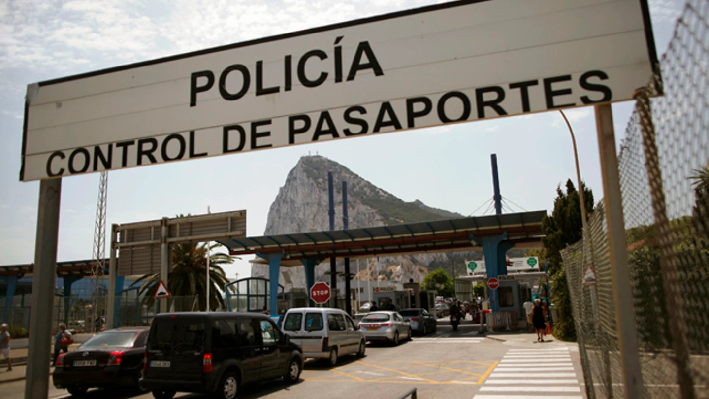 Interior denuncia que un eurodiputado graba a la Guardia Civil en Gibraltar Interior denuncia que un eurodiputado graba a la Guardia Civil en Gibraltar