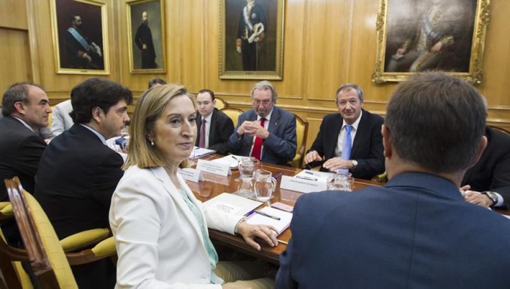 La ministra de Fomento con el secretario de Estado de Fomento, Rafael Catalá, y el subsecretario del departamento, Mario Garcés 