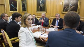 La ministra de Fomento con el secretario de Estado de Fomento, Rafael Catalá, y el subsecretario del departamento, Mario Garcés 