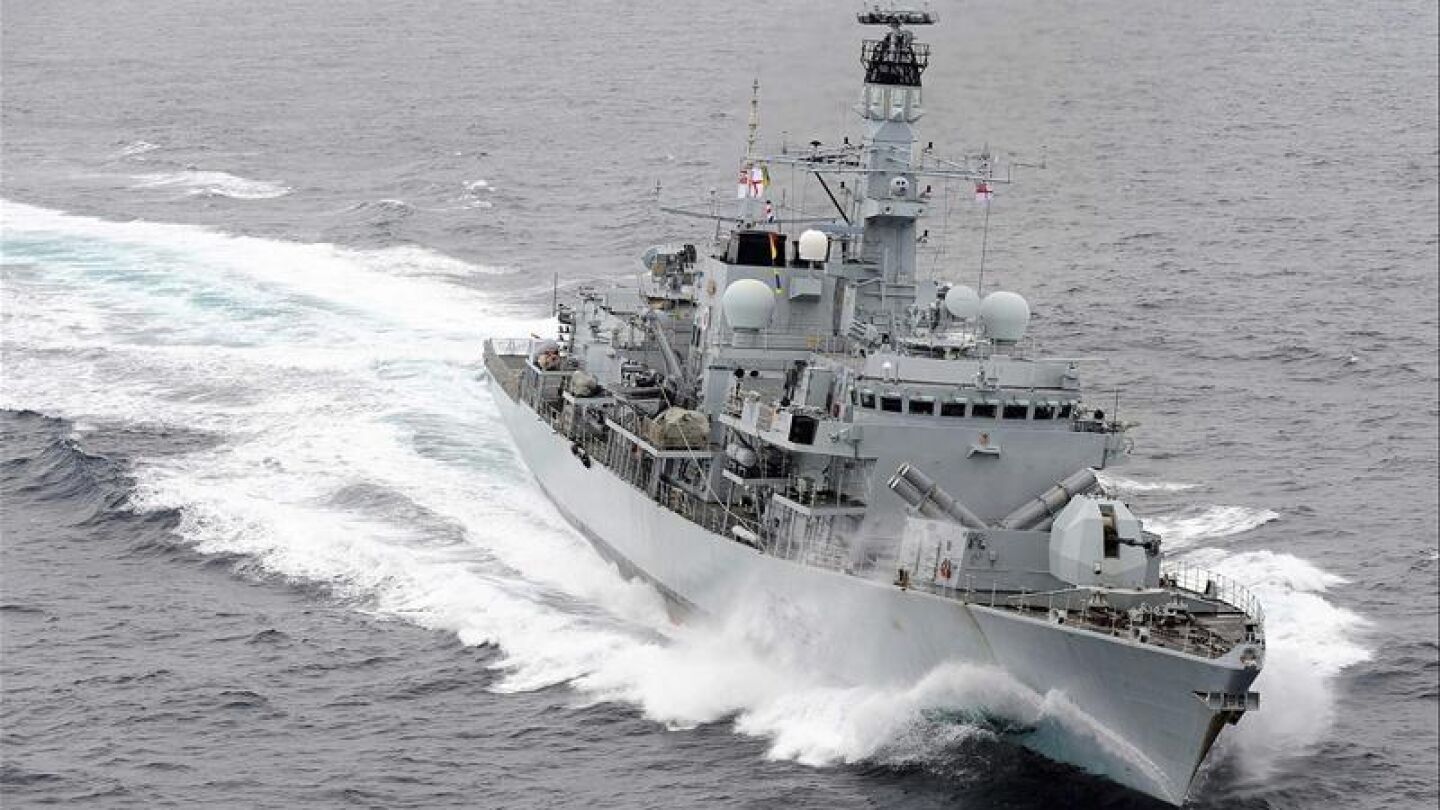 Buque HMS Illustrious de ejercicios en el mar