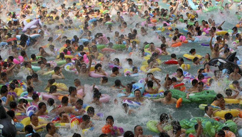 Numerosos chinos en una piscina
