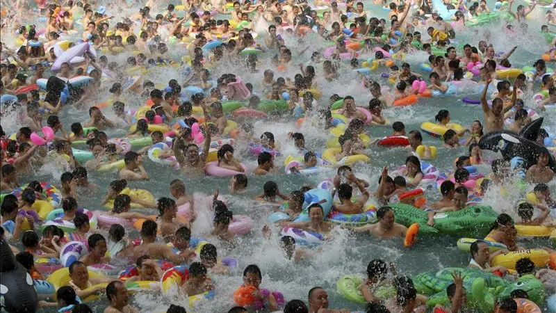 Numerosos chinos en una piscina Numerosos chinos en una piscina