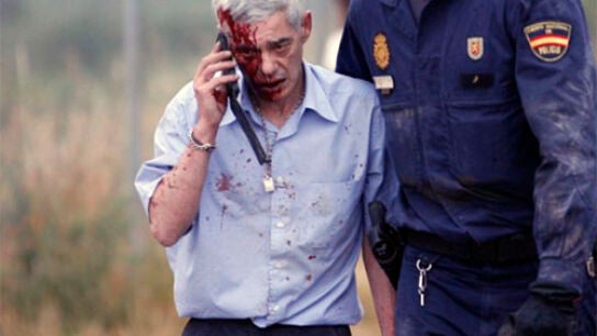 El maquinista con un agente de polic&iacute;a tras el accidente