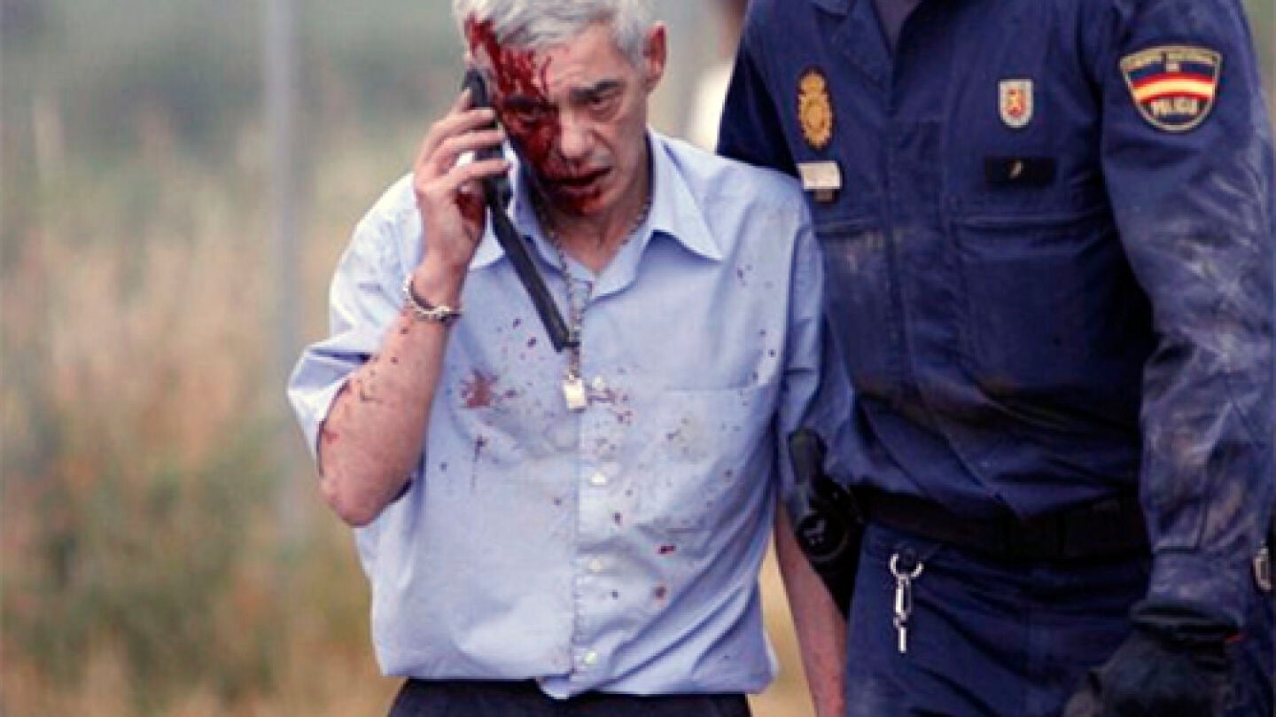El maquinista con un agente de polic&iacute;a tras el accidente