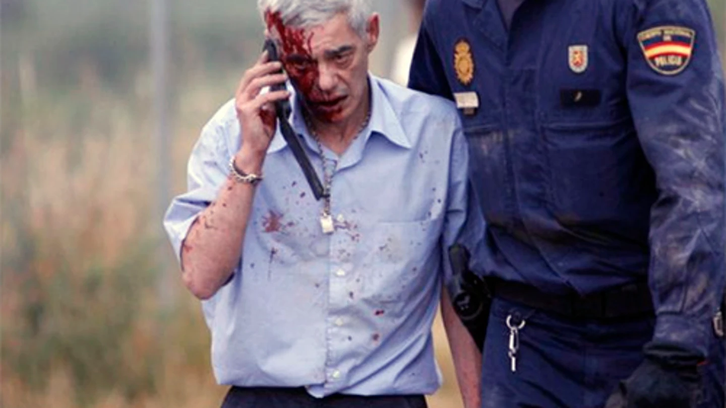 El maquinista con un agente de policía tras el accidente El maquinista con un agente de policía tras el accidente