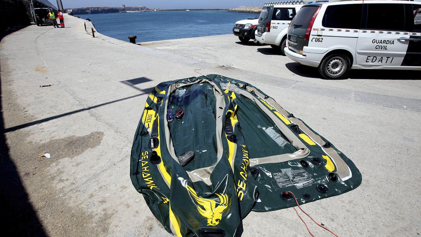 Dos balsas playeras en las viajaban algunos inmigrantes rescatados por Salvamento Mar&iacute;timo en el estrecho de Gibraltar.