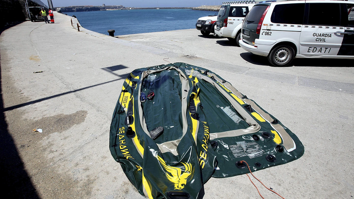 Dos balsas playeras en las viajaban algunos inmigrantes rescatados por Salvamento Marítimo en el estrecho de Gibraltar. Dos balsas playeras en las viajaban algunos inmigrantes rescatados por Salvamento Marítimo en el estrecho de Gibraltar.