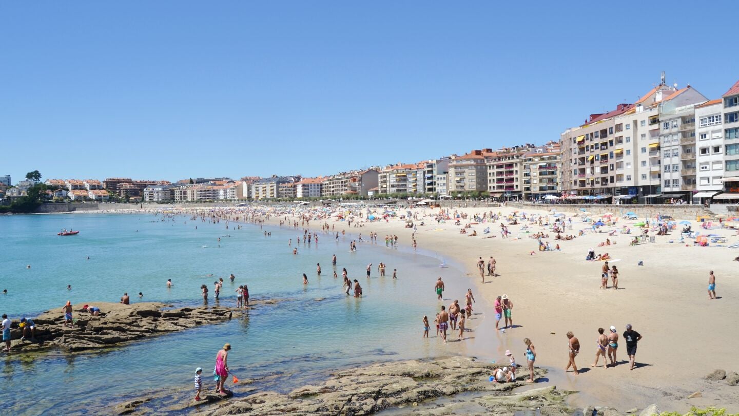 Con el d&iacute;a soleado la gente disfrutaba de la playa