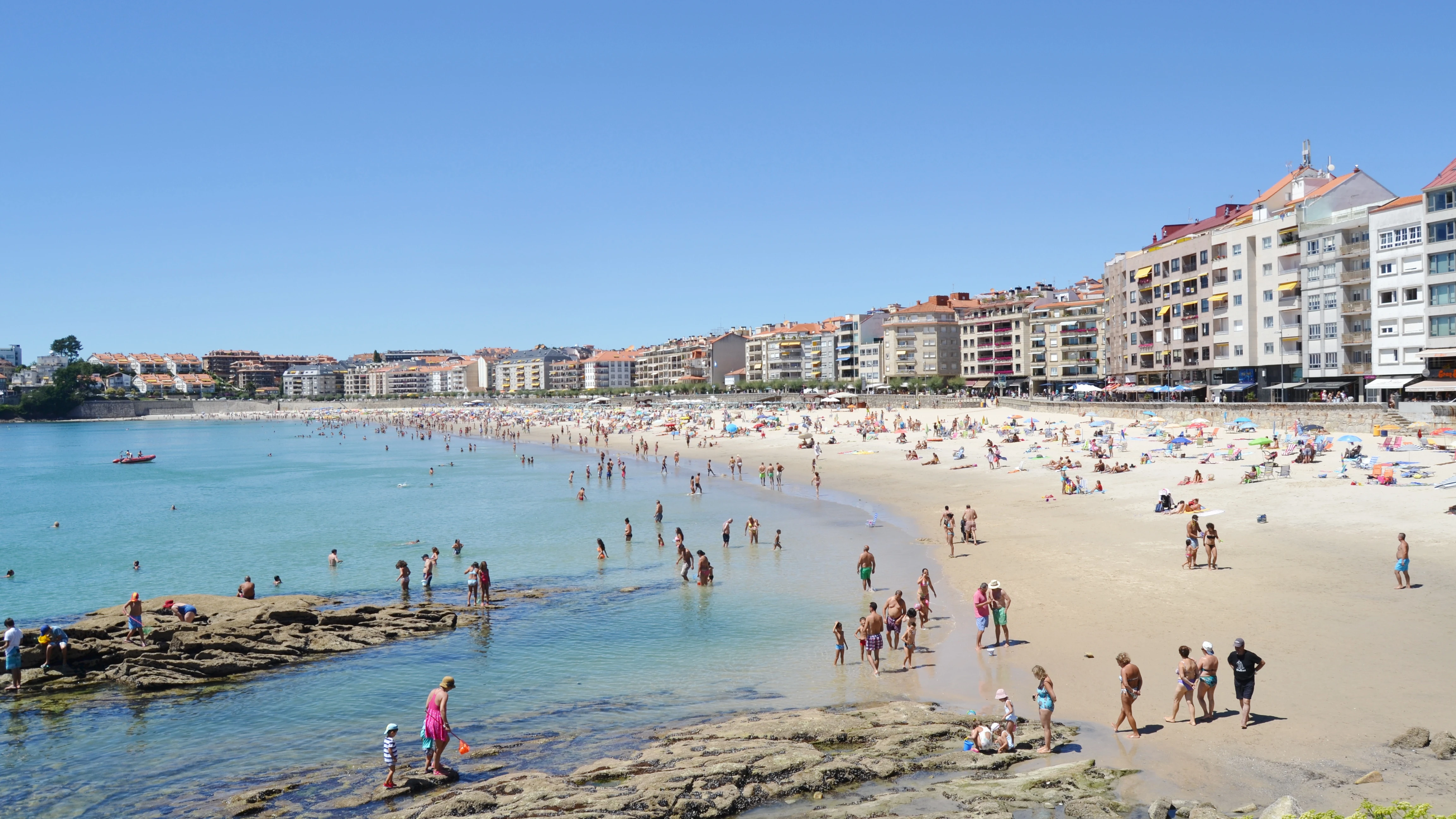 Con el día soleado la gente disfrutaba de la playa