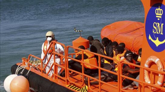 Inmigrantes en una embarcaci&oacute;n de salvamento mar&iacute;timo