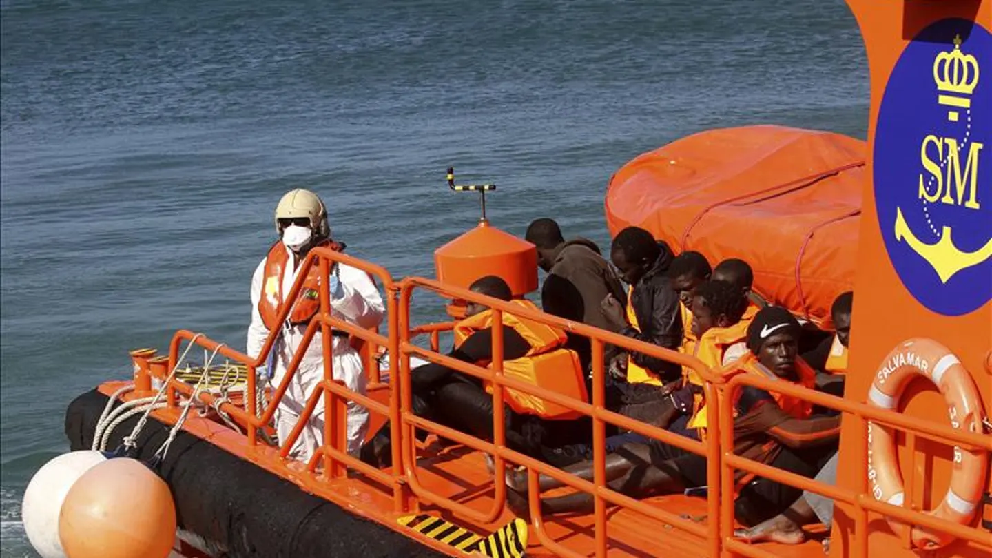 Inmigrantes en una embarcación de salvamento marítimo Inmigrantes en una embarcación de salvamento marítimo