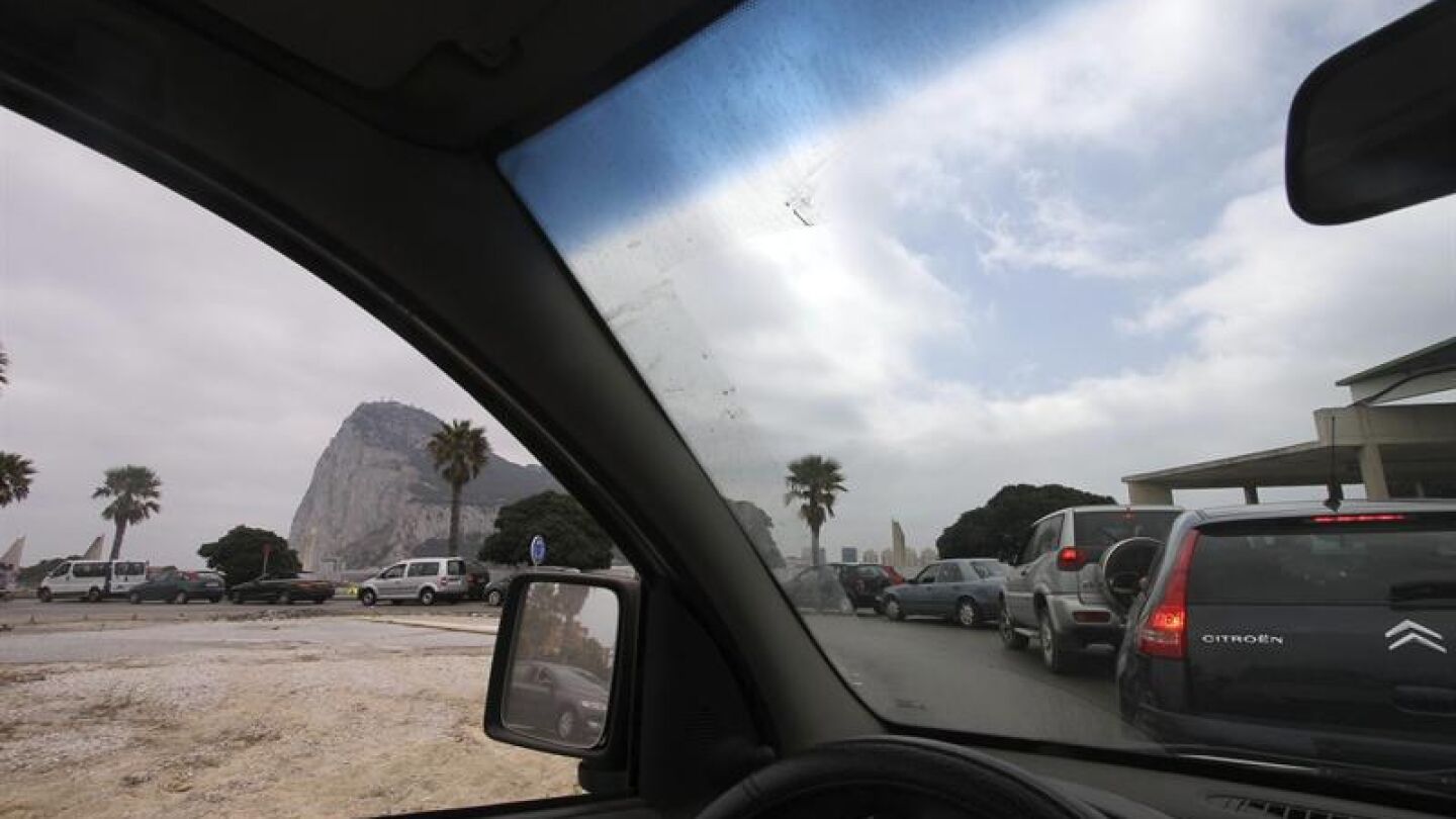 Cola de coches en el acceso a Gibraltar