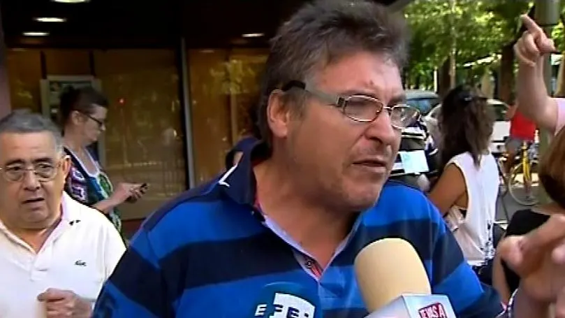 Hombre indignado en las inmediaciones de la Audiencia Nacional