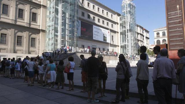 Cientos de personas hacen cola en el Museo Reina Sofía 