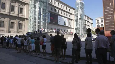 Cientos de personas hacen cola en el Museo Reina Sofía Cientos de personas hacen cola en el Museo Reina Sofía