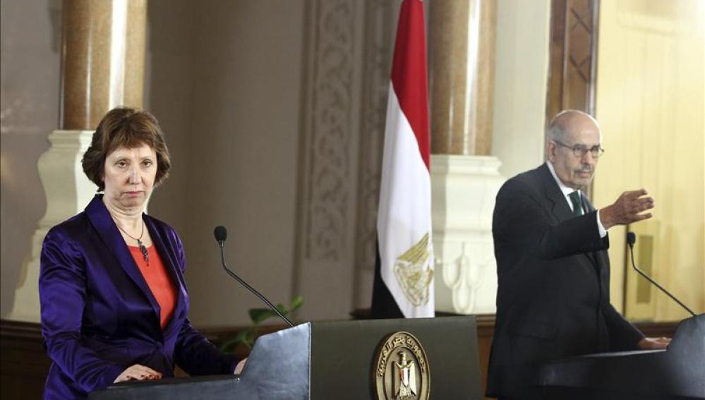 La alta representante de la UE, Catherine Ashton, y el exvicepresidente egipcio de Relaciones Exteriores