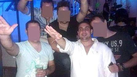 Joven de las Nuevas Generaciones haciendo el saludo fascista Joven de las Nuevas Generaciones haciendo el saludo fascista
