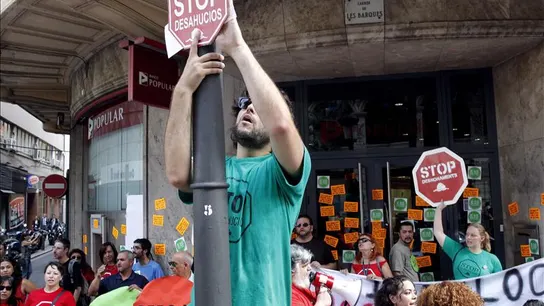 Protesta antidesahucios en las inmediaciones de una entidad financiera Protesta antidesahucios en las inmediaciones de una entidad financiera