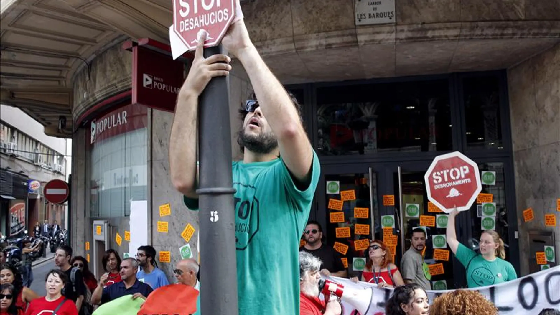 Protesta antidesahucios en las inmediaciones de una entidad financiera