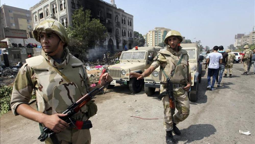 Miembros del Ejército patrullan las calles de El Cairo