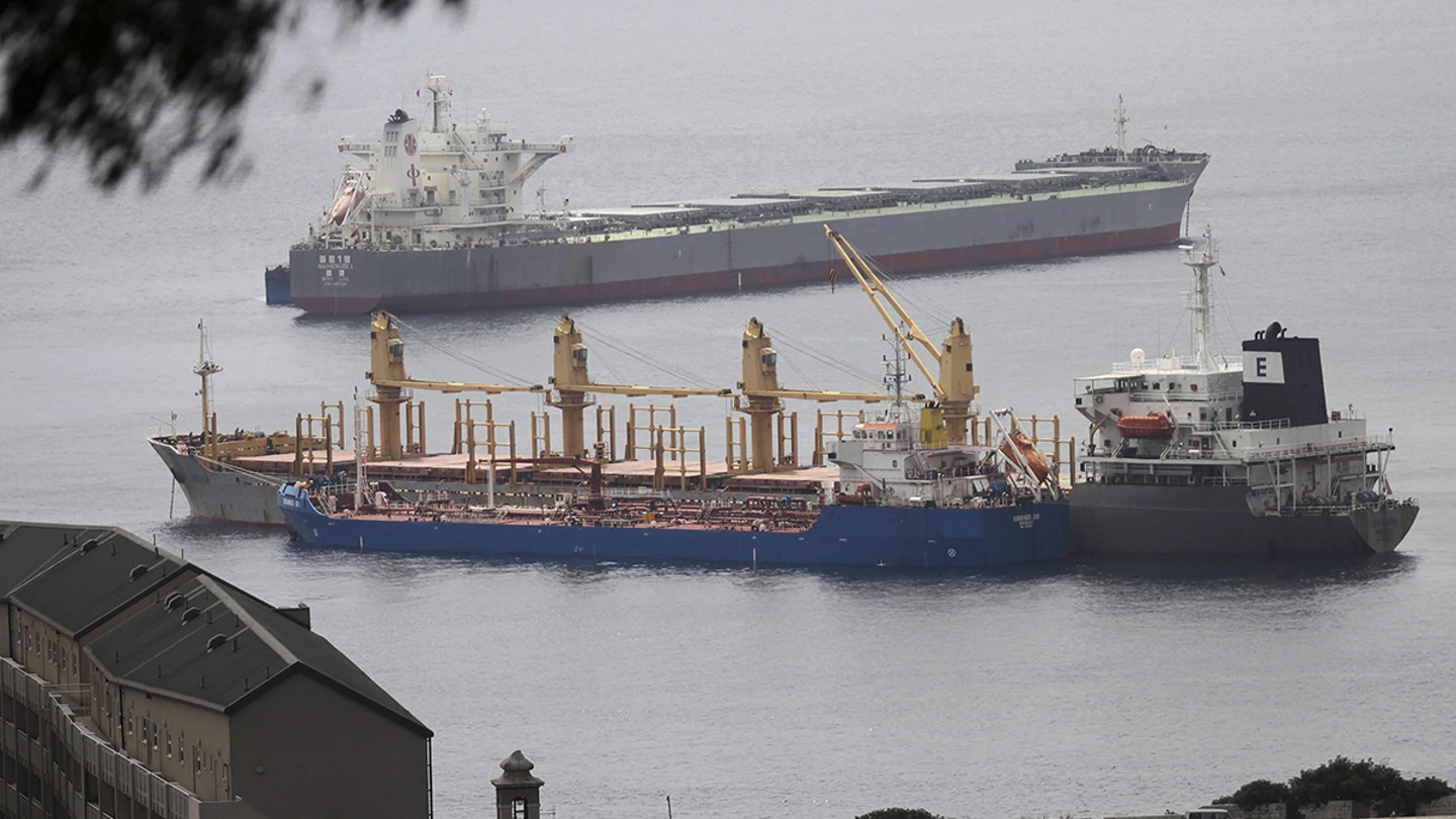 El Gobierno endurecerá las sanciones a las "gasolineras flotantes" de la bahía de Algeciras El Gobierno endurecerá las sanciones a las "gasolineras flotantes" de la bahía de Algeciras