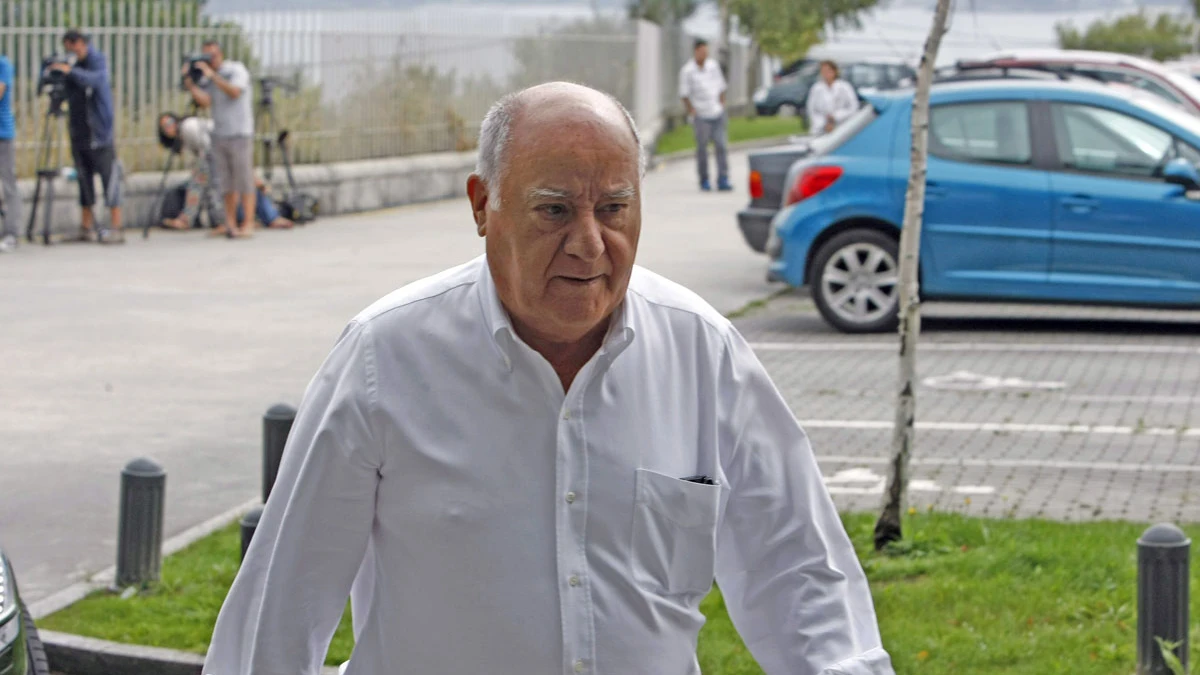 Amancio Ortega llegando al tanatorio