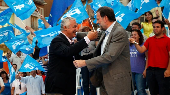 Javier Arenas y Mariano Rajoy a punto de darse un abrazo Javier Arenas y Mariano Rajoy a punto de darse un abrazo