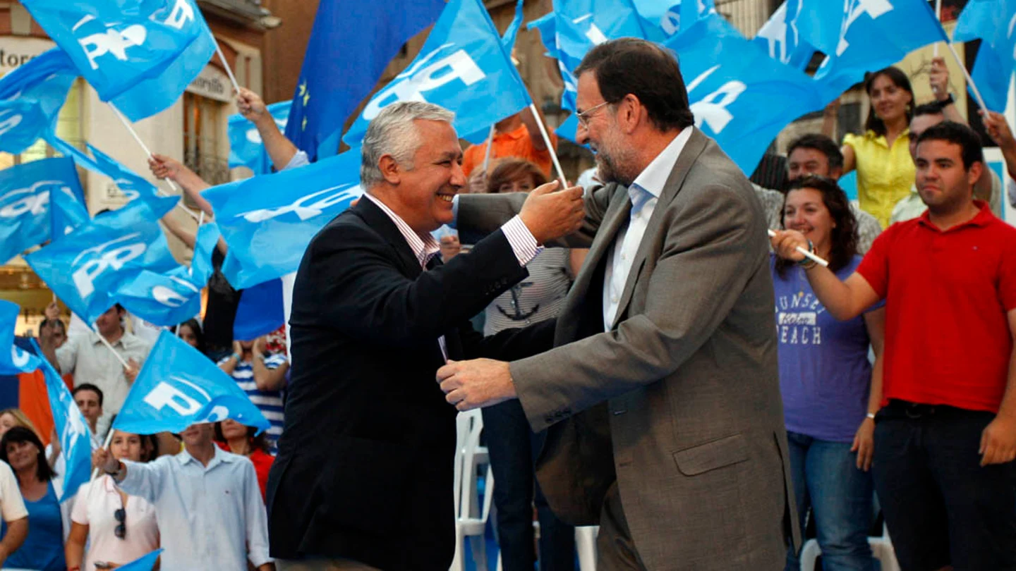 Javier Arenas y Mariano Rajoy a punto de darse un abrazo Javier Arenas y Mariano Rajoy a punto de darse un abrazo