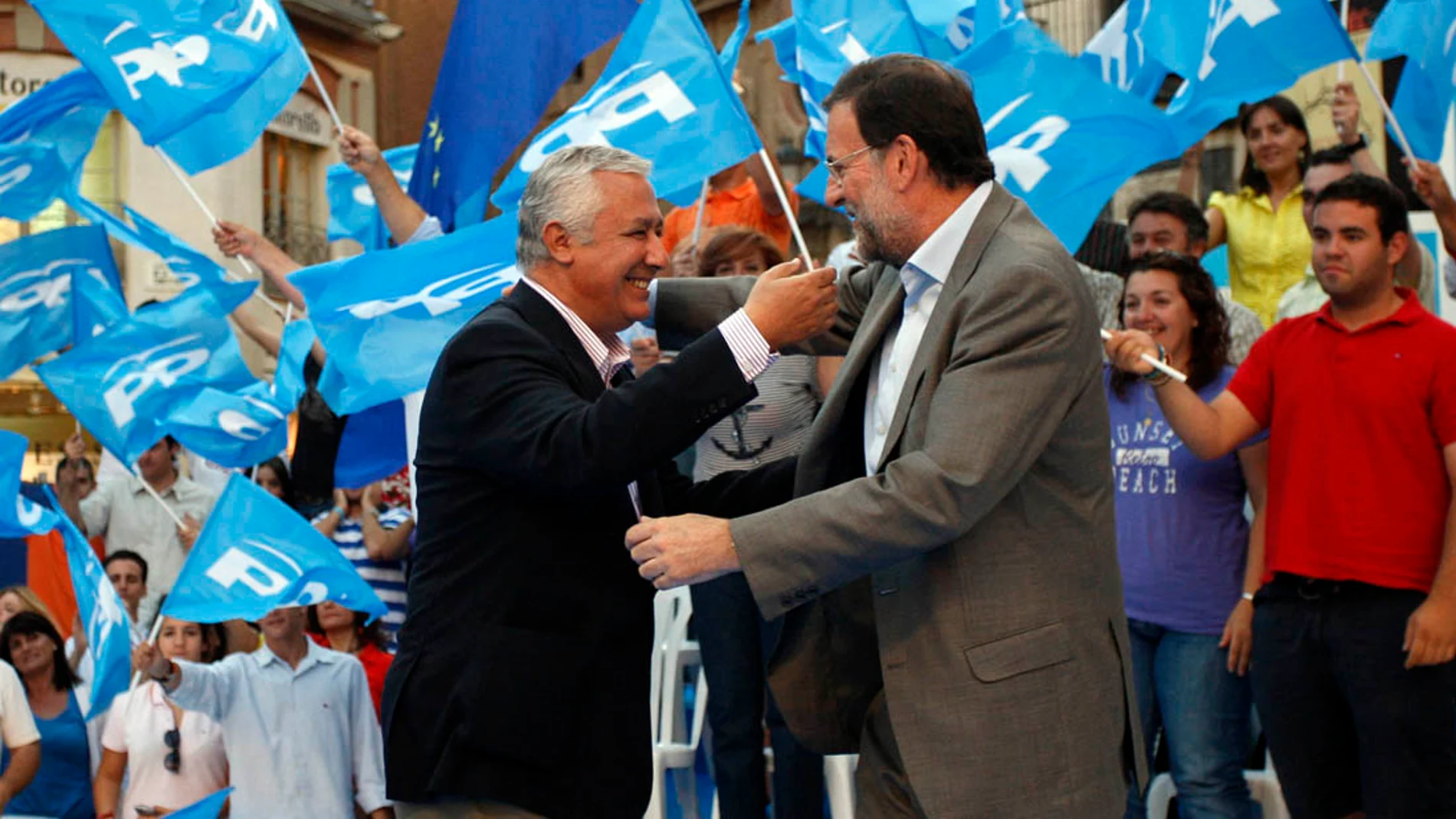 Javier Arenas y Mariano Rajoy a punto de darse un abrazo