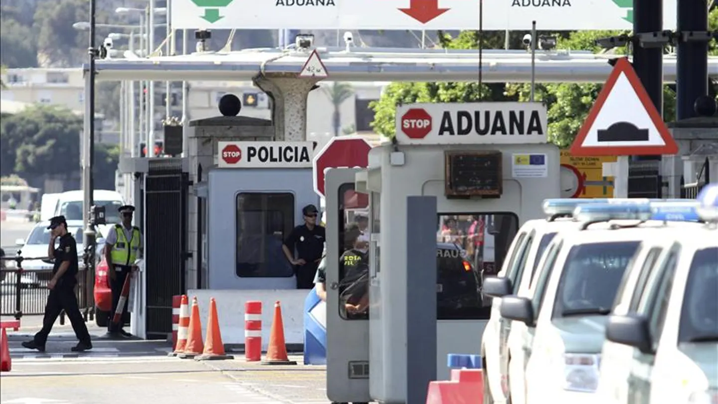 Policía española y de Gibraltar en la frontera Policía española y de Gibraltar en la frontera