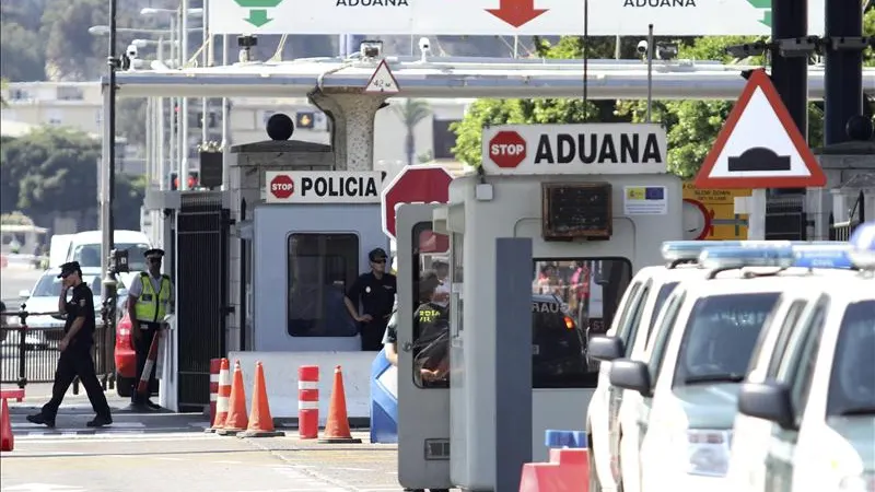 Polic&iacute;a espa&ntilde;ola y de Gibraltar en la frontera 