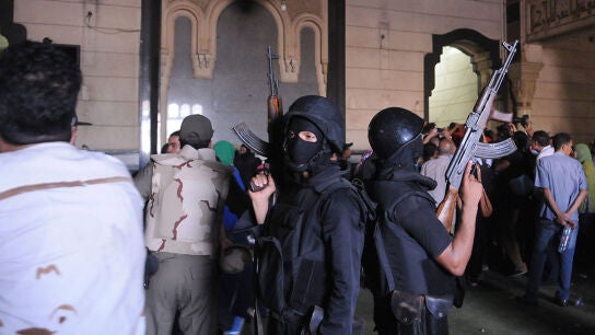  La Polic&iacute;a y el Ej&eacute;rcito desalojan la mezquita de Al Fatah en El Cairo