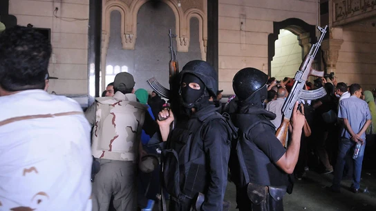 La Policía y el Ejército desalojan la mezquita de Al Fatah en El Cairo La Policía y el Ejército desalojan la mezquita de Al Fatah en El Cairo