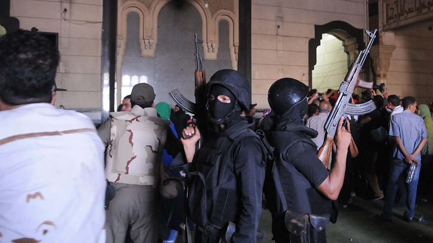 La Policía y el Ejército desalojan la mezquita de Al Fatah en El Cairo La Policía y el Ejército desalojan la mezquita de Al Fatah en El Cairo