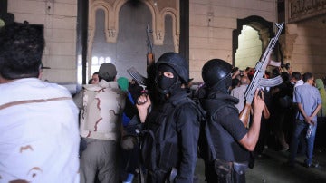  La Policía y el Ejército desalojan la mezquita de Al Fatah en El Cairo