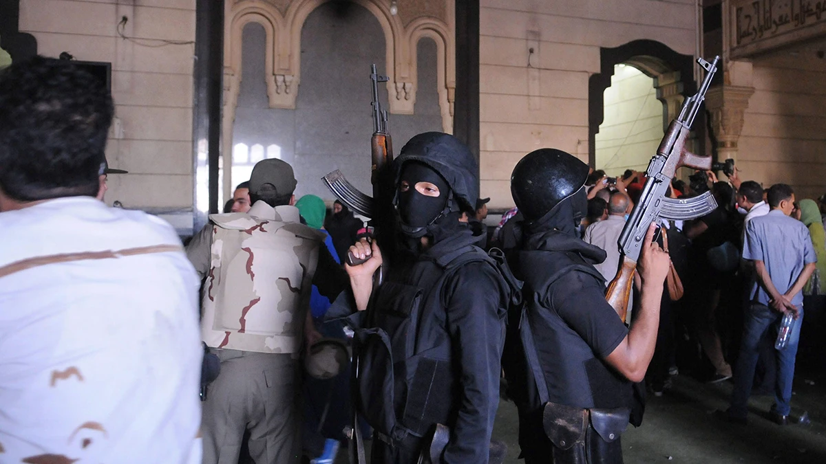 La Policía y el Ejército desalojan la mezquita de Al Fatah en El Cairo La Policía y el Ejército desalojan la mezquita de Al Fatah en El Cairo